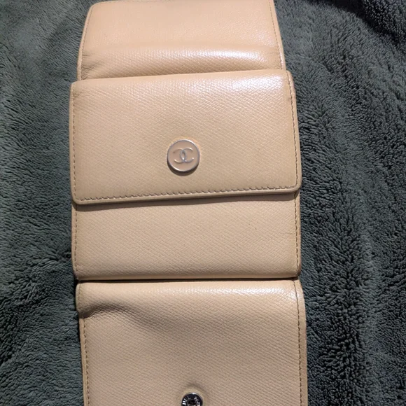 SALE CHANEL AUTHENTIC Cream Leather Compact Wallet with CC Logo Very Beautiful! - Picture 7 of 14